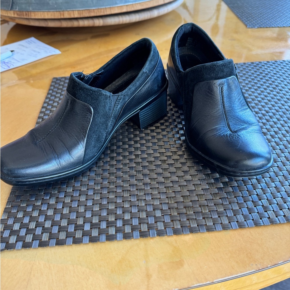 Clark’s black Artisan side zip booties size 5 Active Air